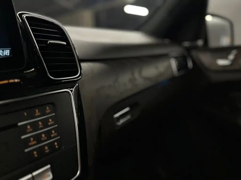 Mercedes-Benz GLE 2017 — фото 15