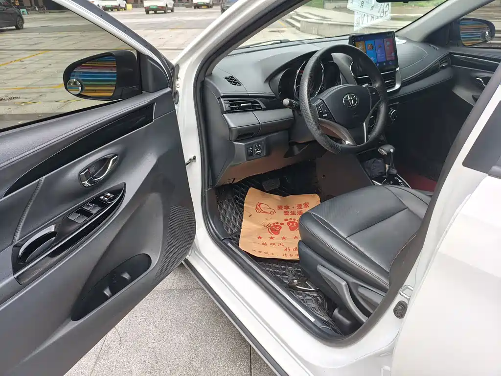 Toyota Yaris L 2022 — фото 13
