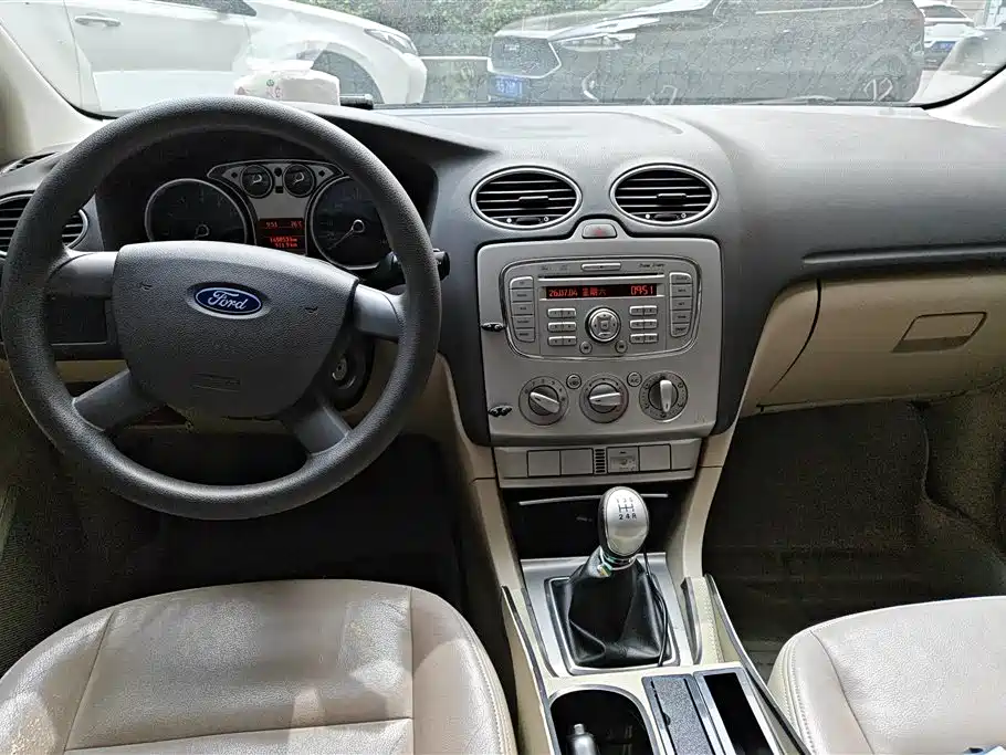Ford Focus 2012 — фото 12