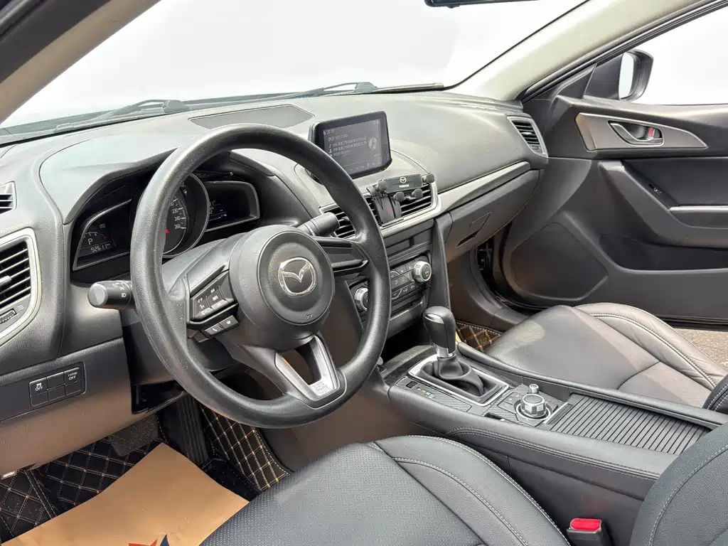 Mazda 3 Axela 2018 — фото 10