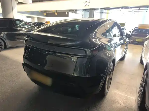 Tesla Model Y 2025