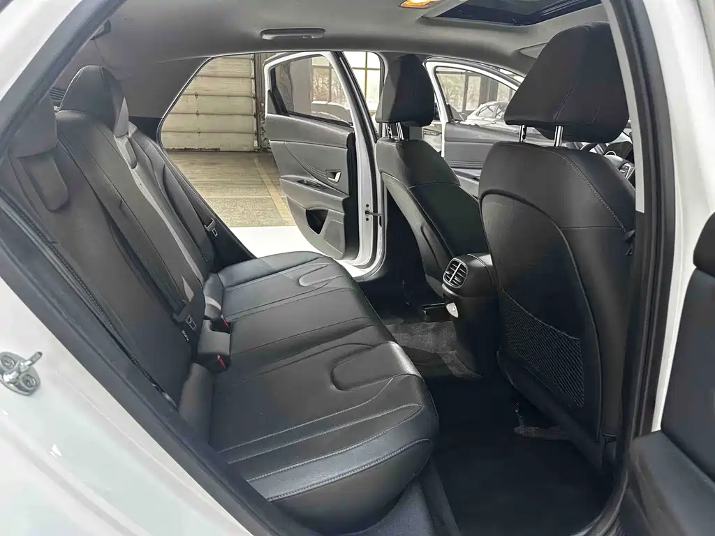 Hyundai Elantra 2023 — фото 20