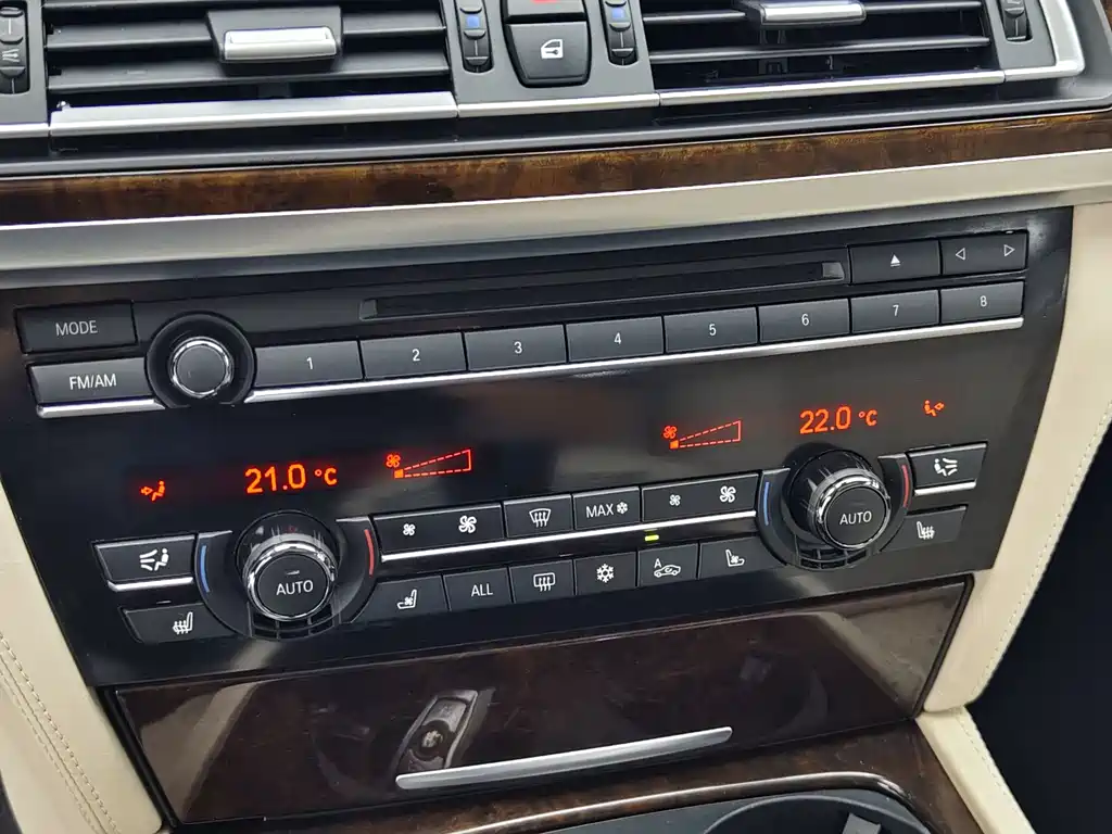 BMW 7 Series 2012 — фото 12