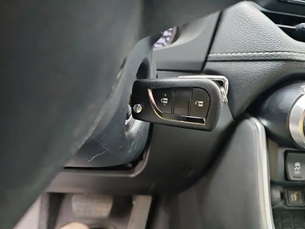 Toyota RAV4 2023 — фото 17