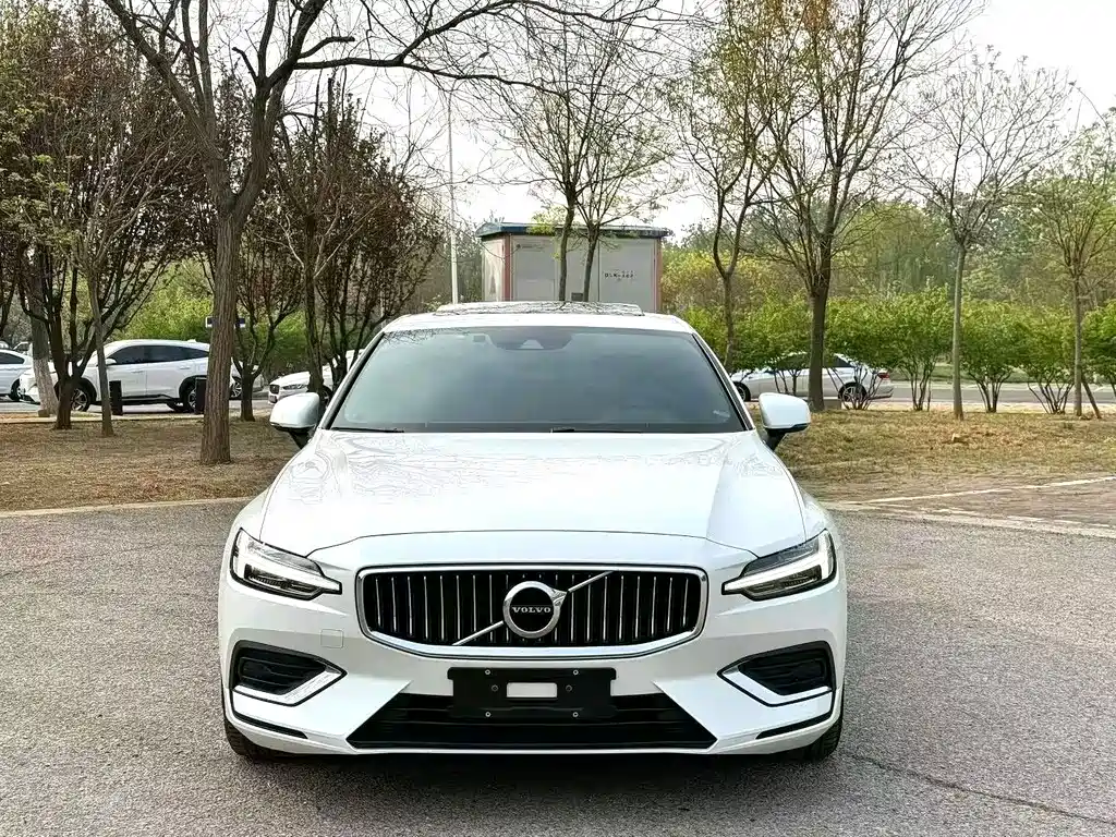 Volvo S60 2022 — фото 4