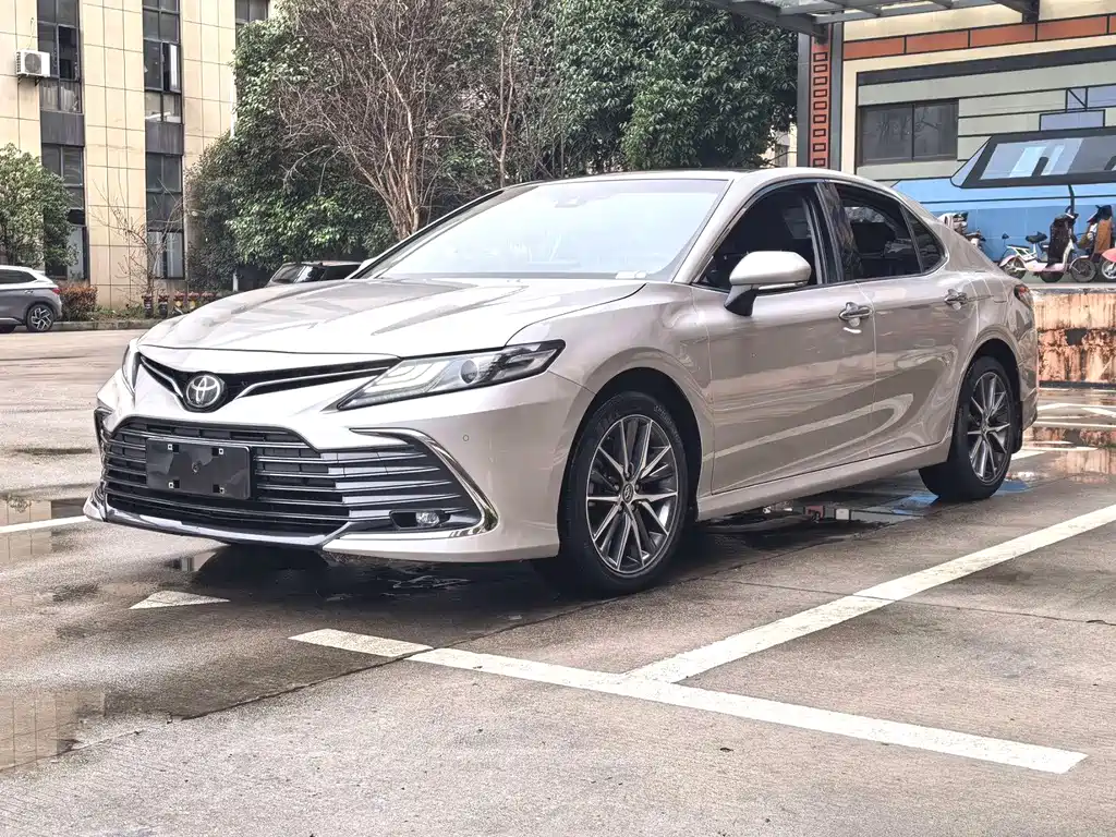 Toyota Camry 2023 — фото 1