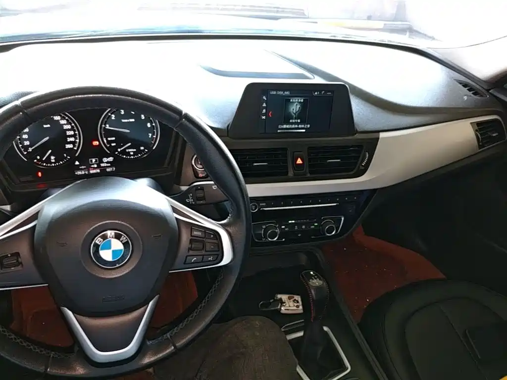 BMW 1 Series 2018 — фото 10