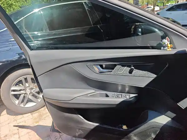 Hongqi E-QM5 2023