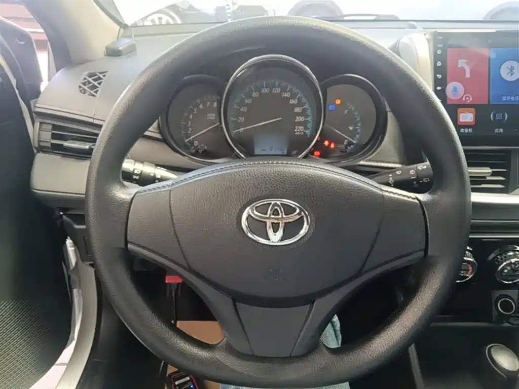 Toyota Yaris L 2017 — фото 11