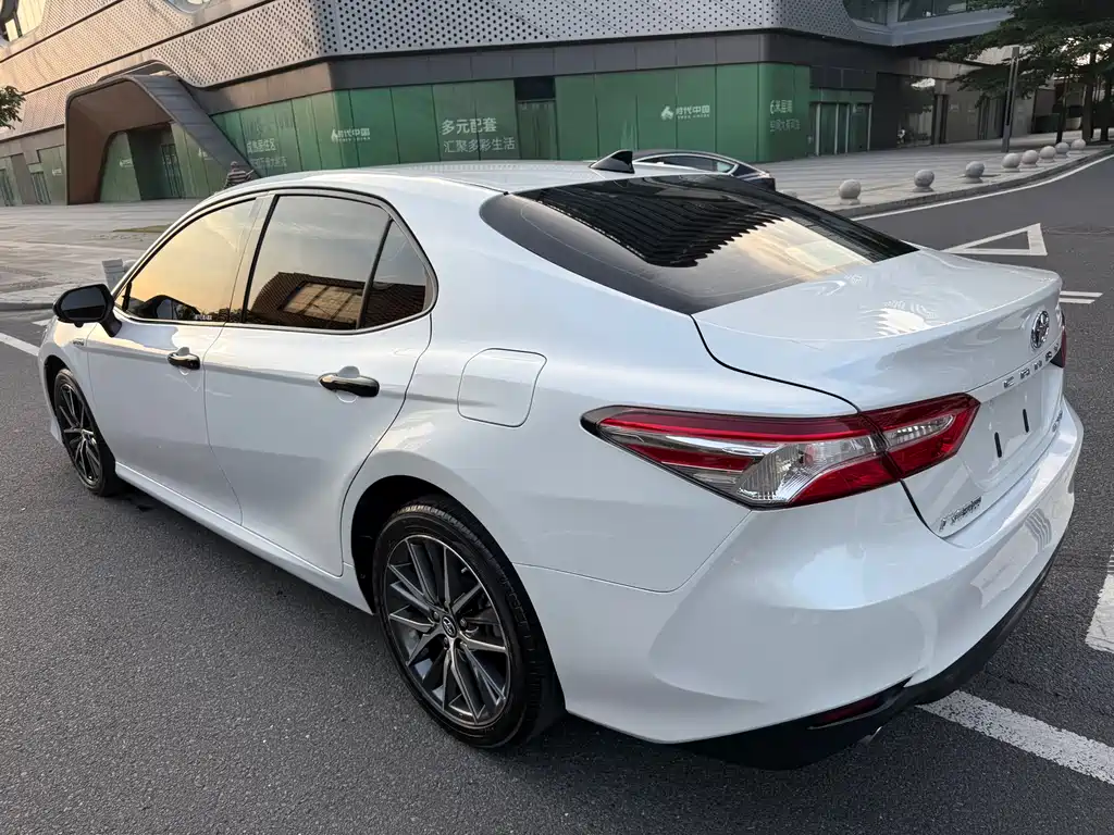 Toyota Camry 2023 — фото 3