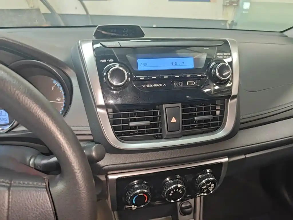 Toyota Yaris L 2017 — фото 13