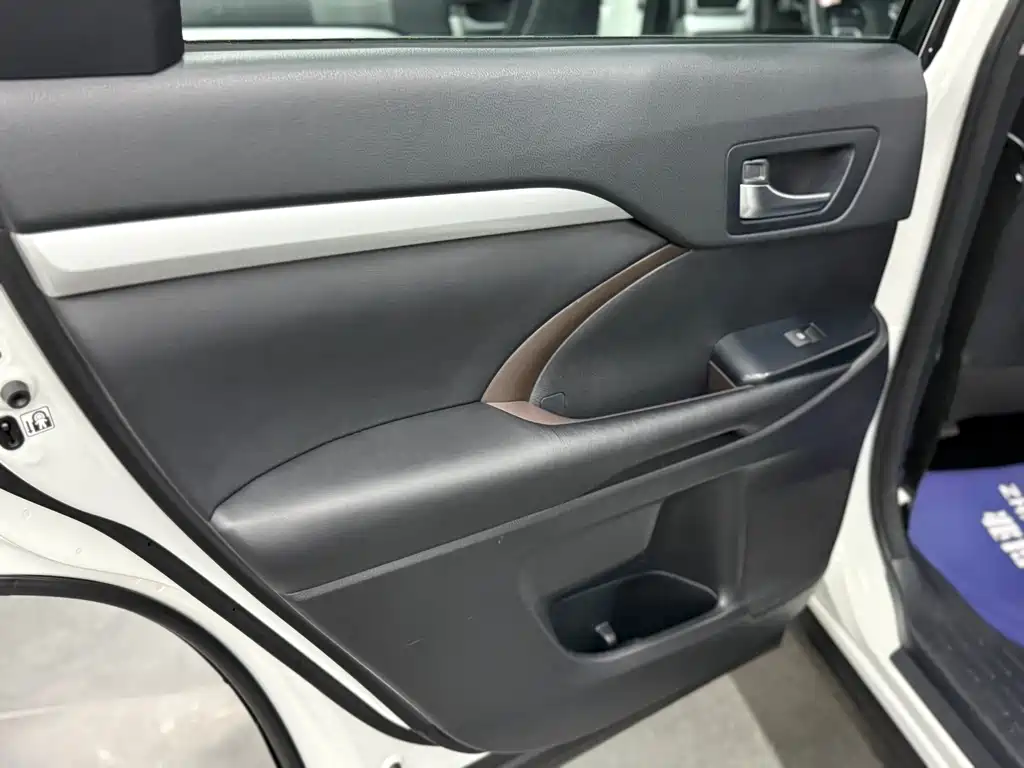 Toyota Highlander 2017 — фото 10