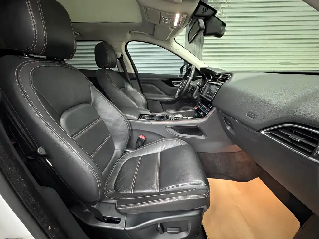 Jaguar F-PACE 2017 — фото 12