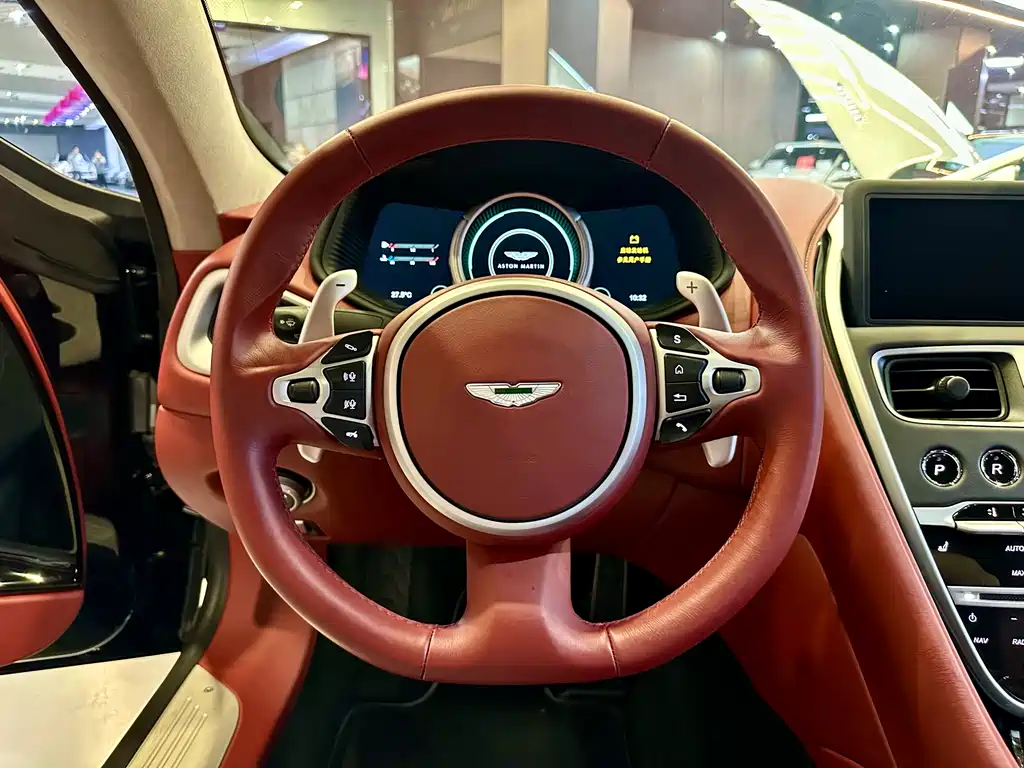 Aston Martin DB11 2019 — фото 9