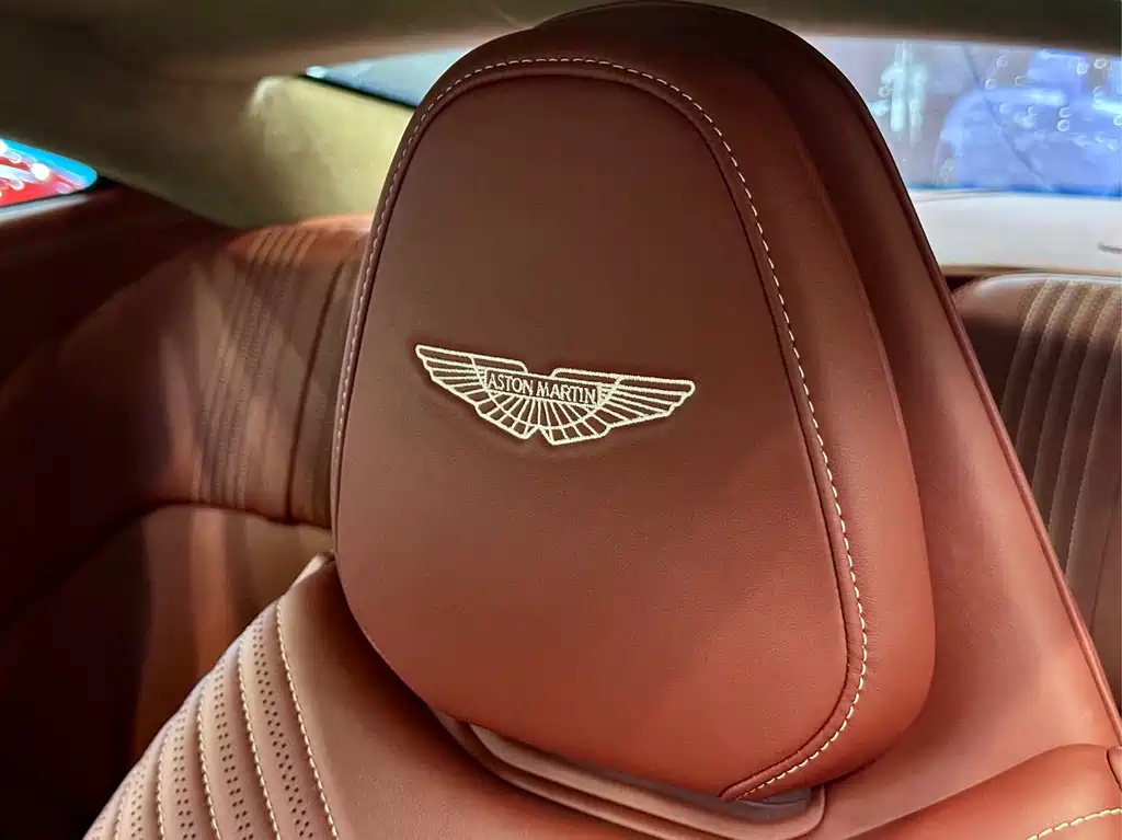 Aston Martin DB11 2019 — фото 14
