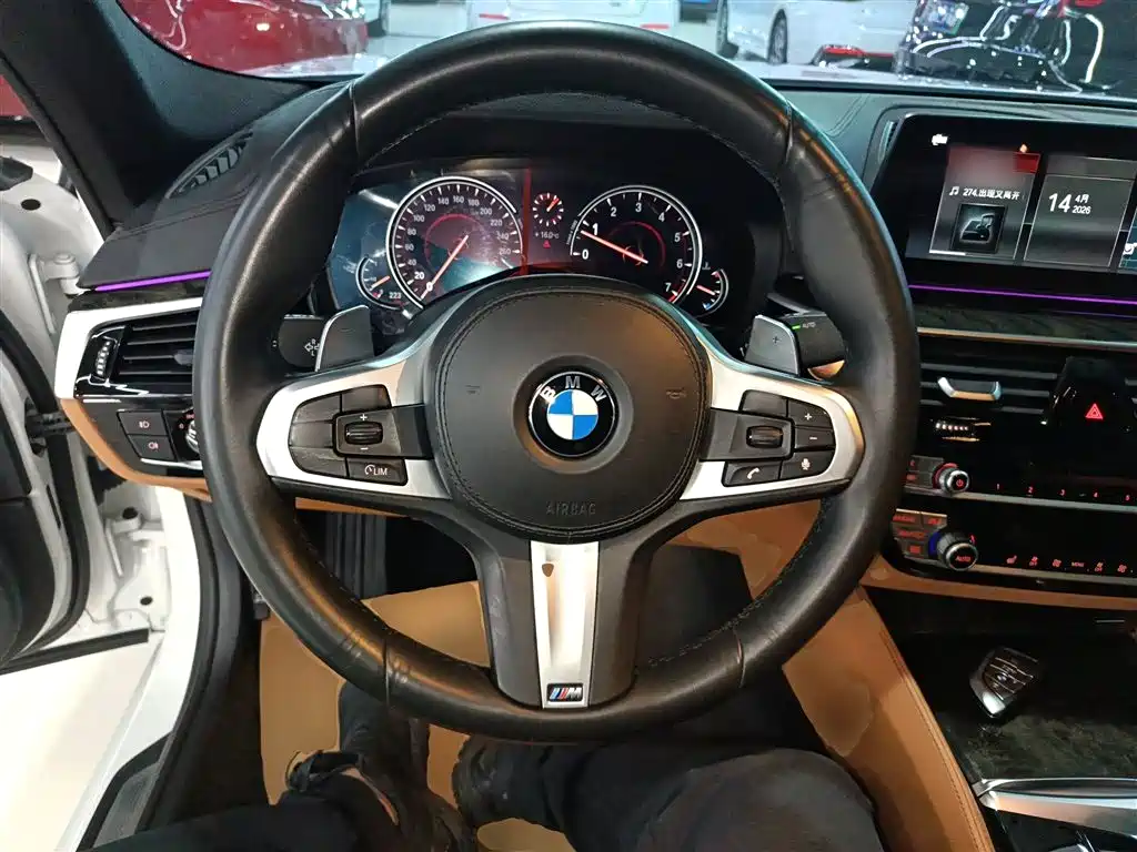 BMW 5 Series 2018 — фото 11