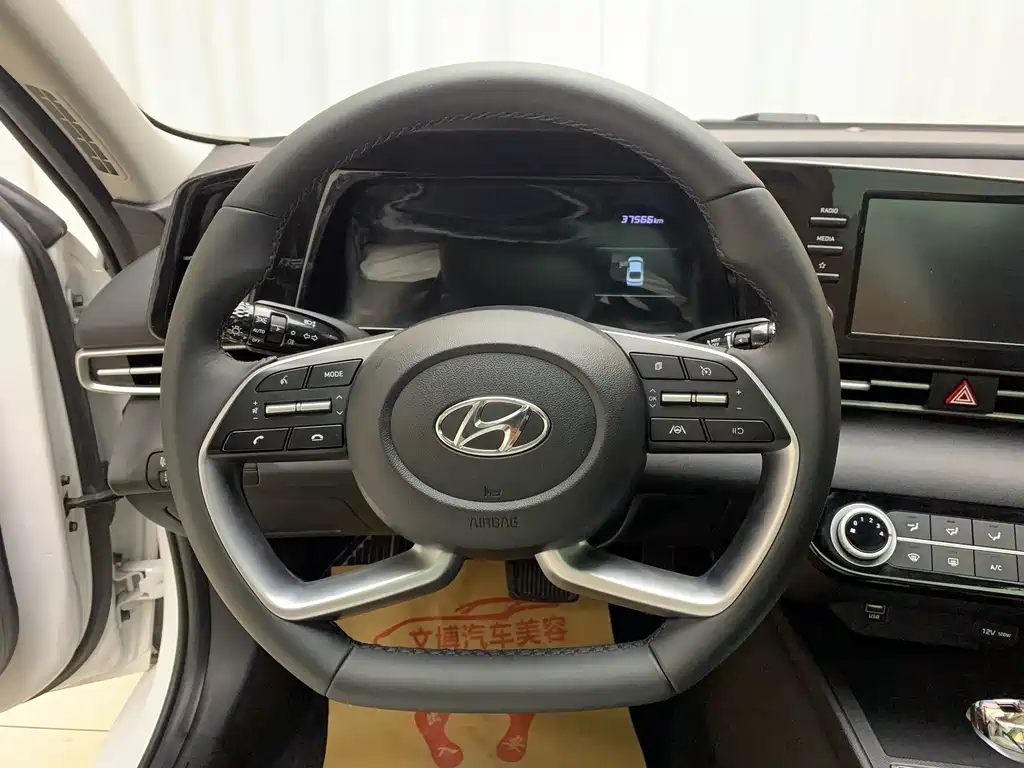 Hyundai Elantra 2023 — фото 11
