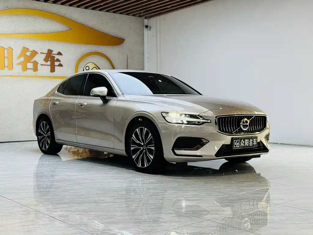 Volvo S60 2023 — фото 3
