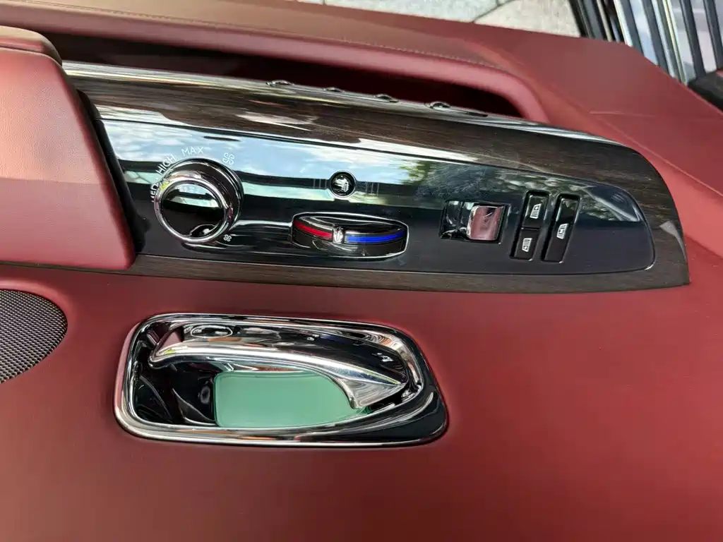 Rolls-Royce Phantom 2020 — фото 18