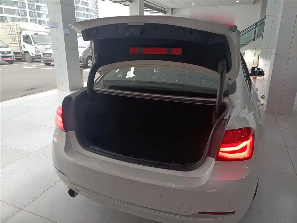 BMW 3 Series 2017 — фото 15