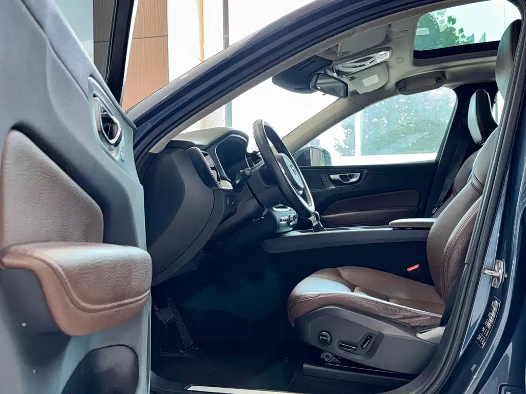 Volvo XC60 2020 — фото 12