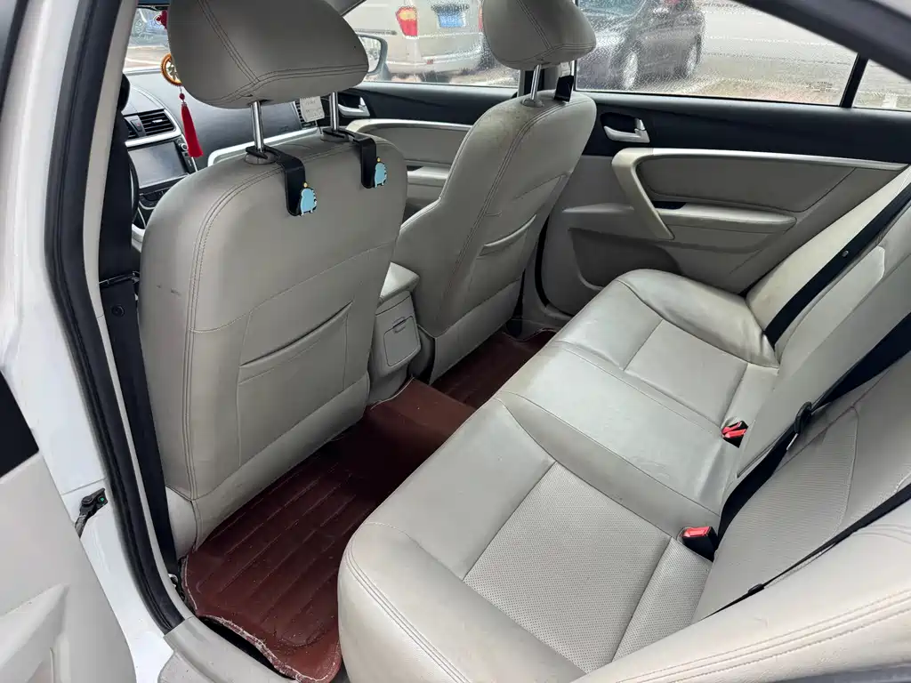 Geely Emgrand 2015 — фото 12