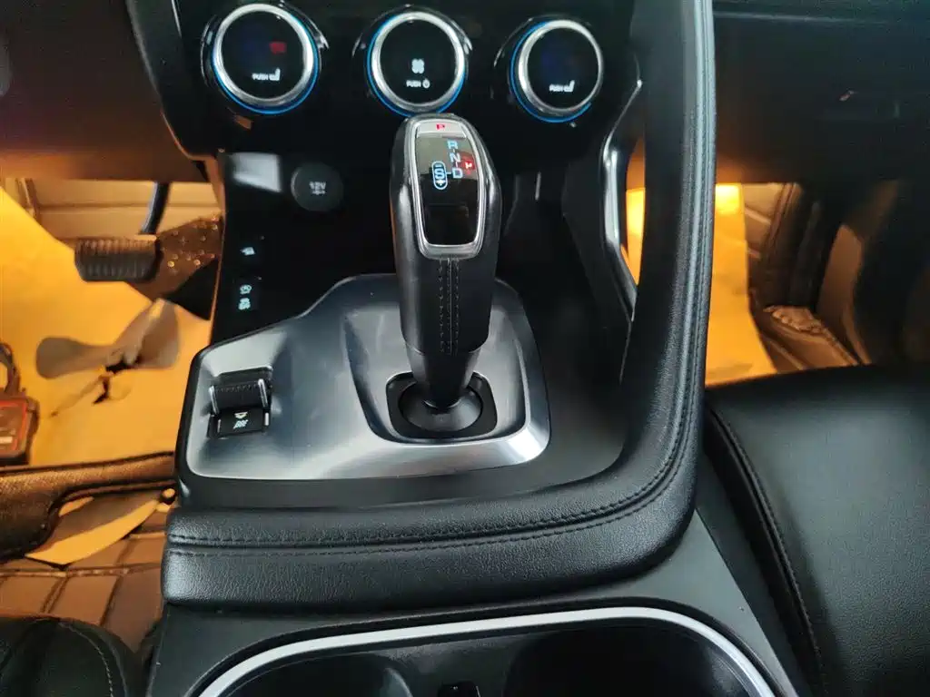 Jaguar E-PACE 2019 — фото 14