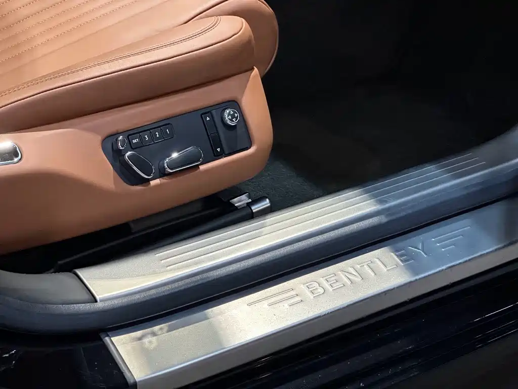 Bentley Flying Spur 2019 — фото 15