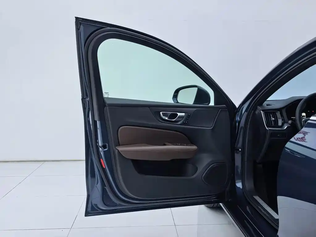 Volvo S60 2023 — фото 22