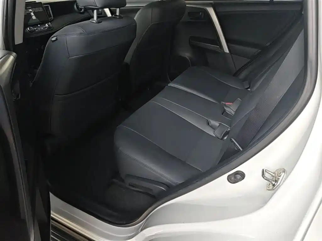 Toyota RAV4 2017 — фото 17