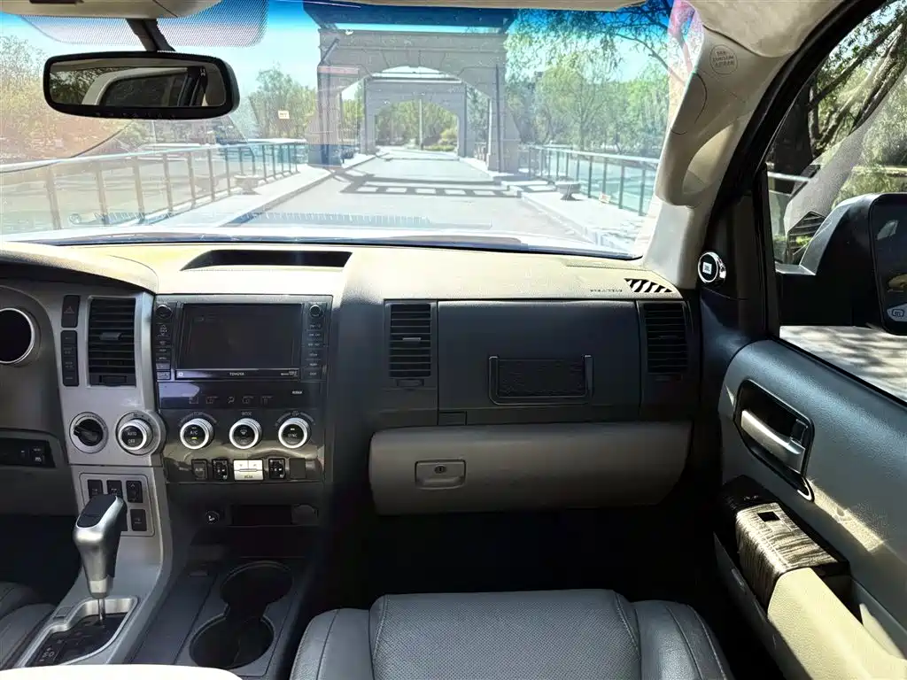 Toyota Sequoia 2013 — фото 12