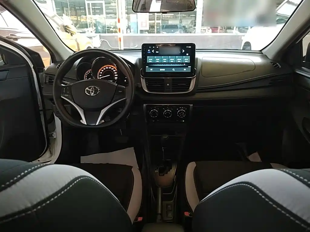 Toyota Yaris L 2022 — фото 10