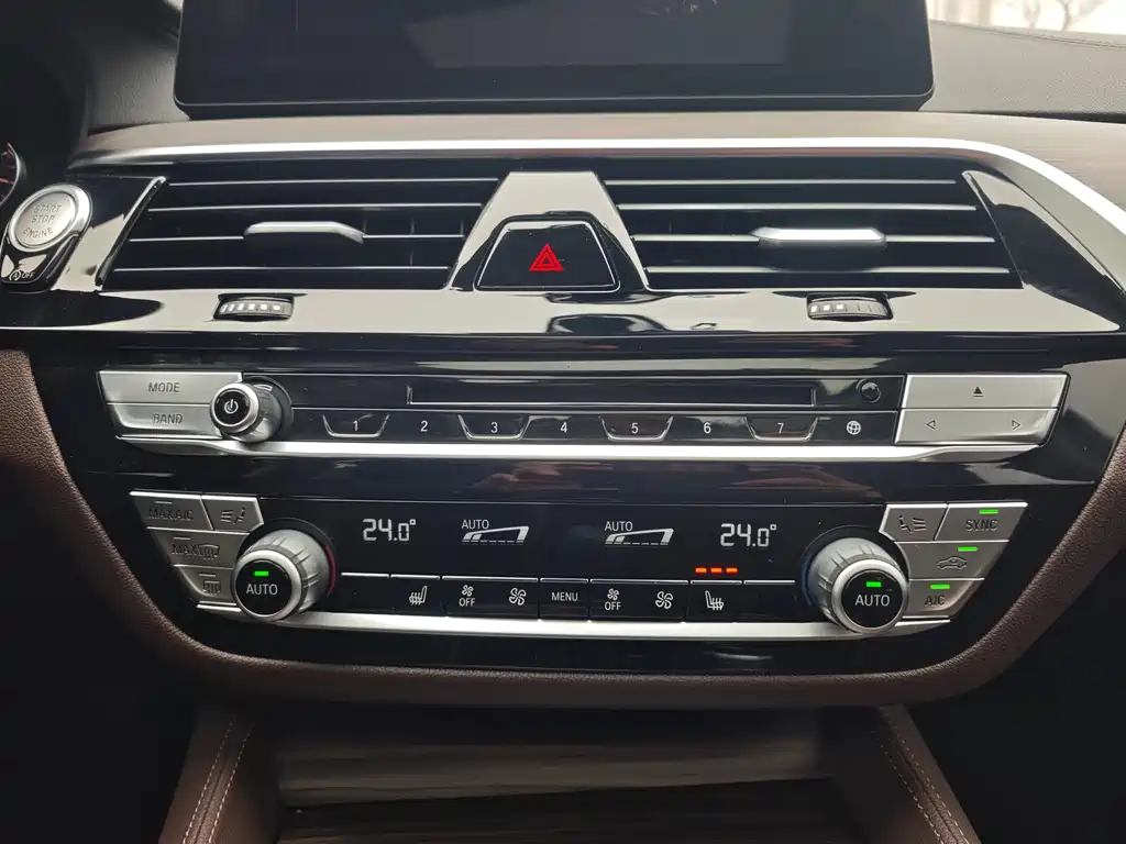 BMW 5 Series 2018 — фото 21