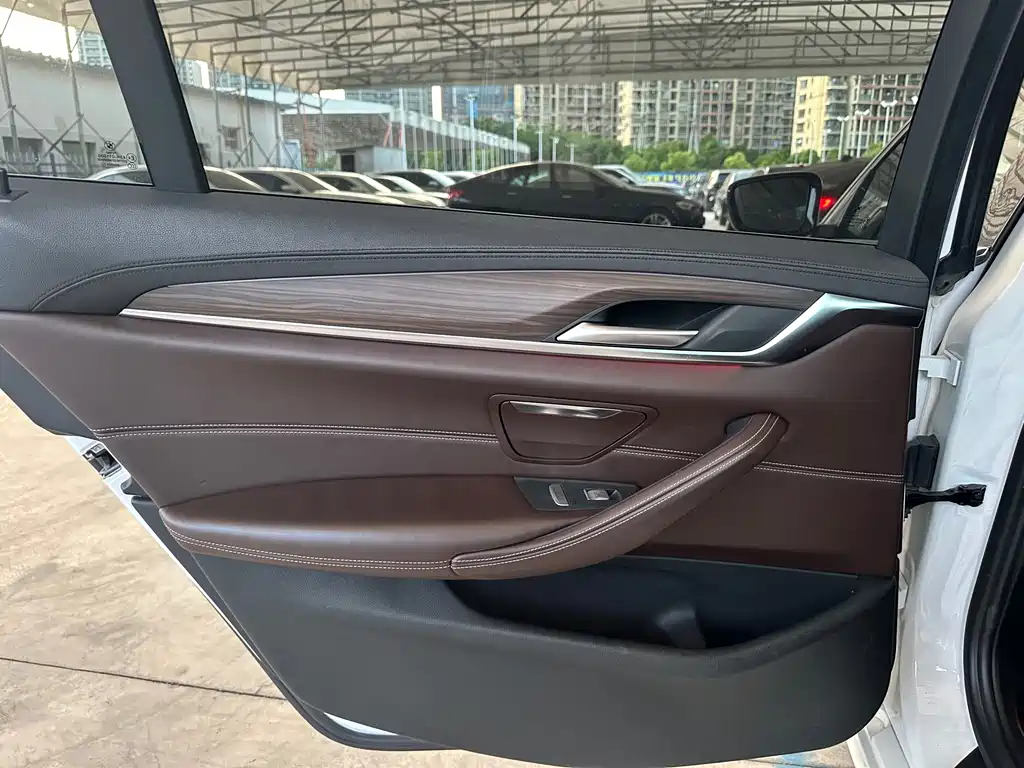 BMW 5 Series 2018 — фото 19