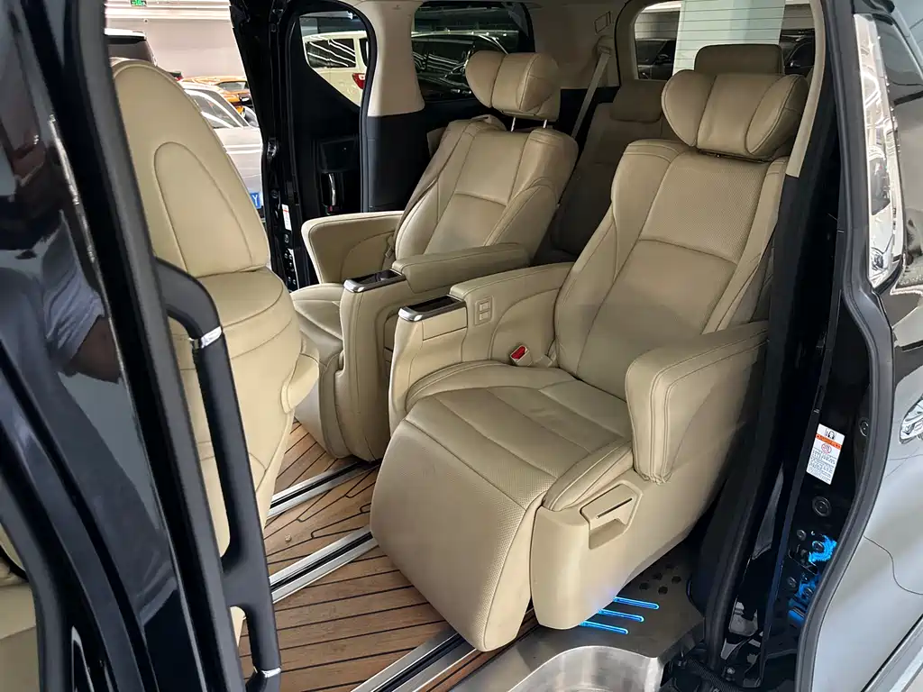 Toyota Alphard 2017 — фото 10