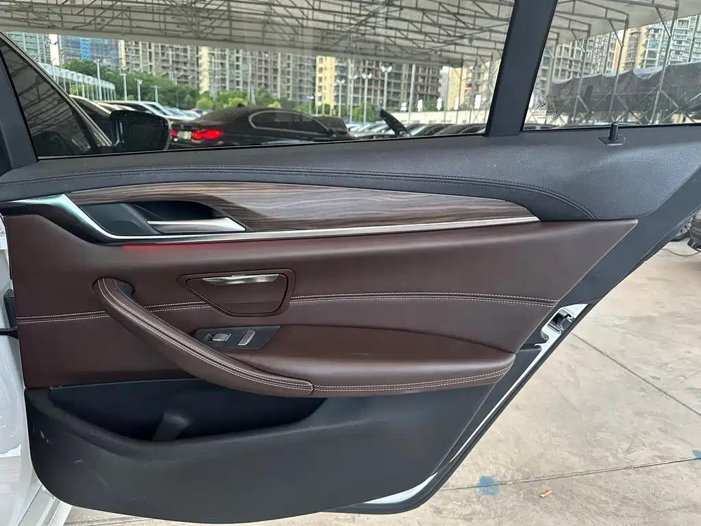 BMW 5 Series 2018 — фото 20