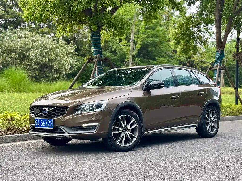 Volvo V60 2016 — фото 1