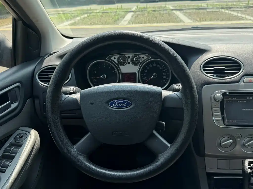 Ford Focus 2015 — фото 17