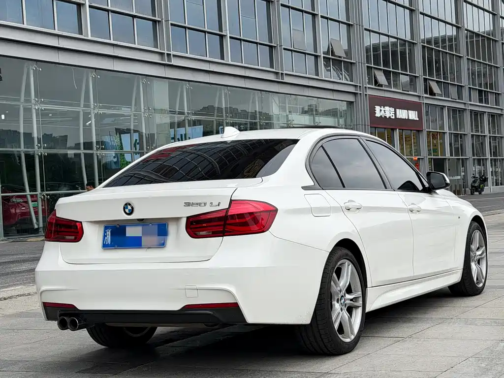 BMW 3 Series 2018 — фото 6