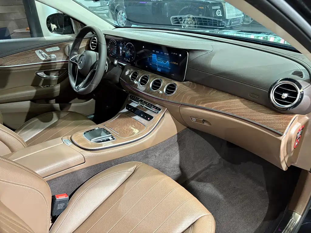 Mercedes-Benz E-Class 2023 — фото 18