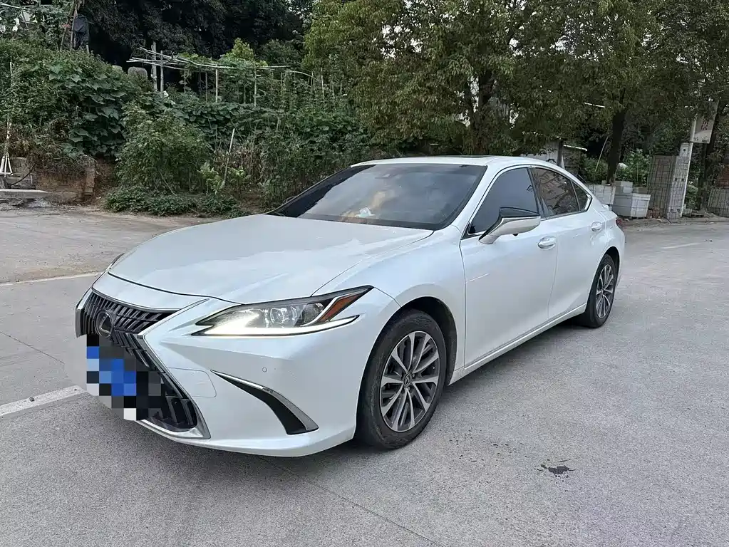 Lexus ES 2023 — фото 1