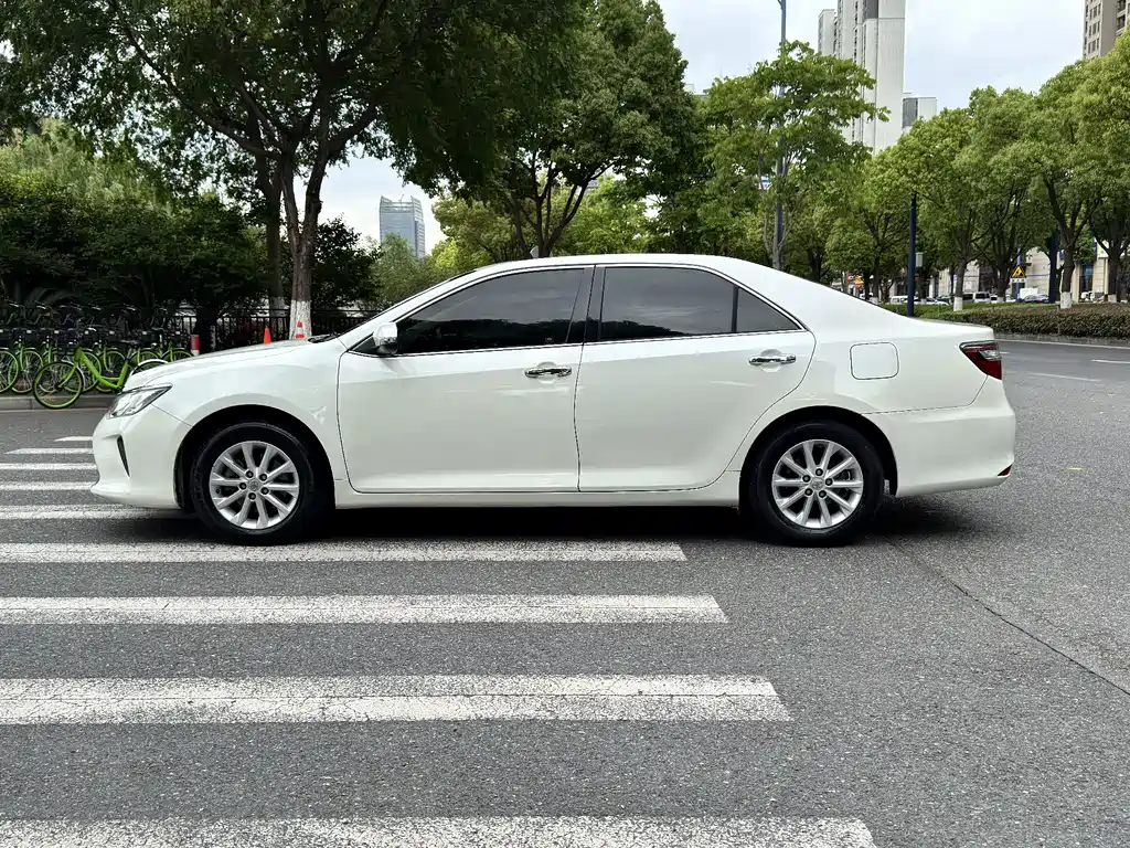 Toyota Camry 2015 — фото 4