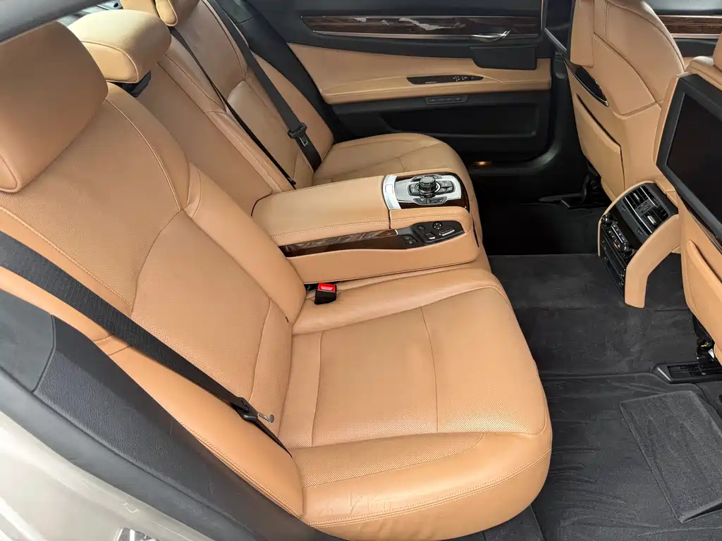 BMW 7 Series 2014 — фото 14