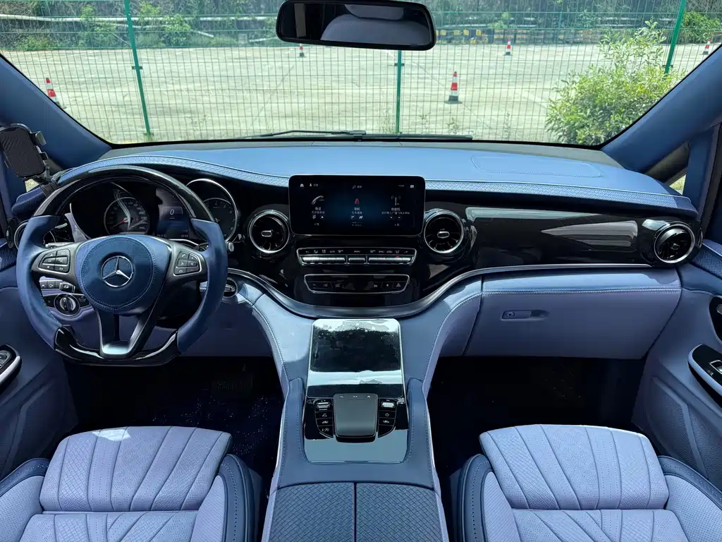 Mercedes-Benz V-Class 2023 — фото 15