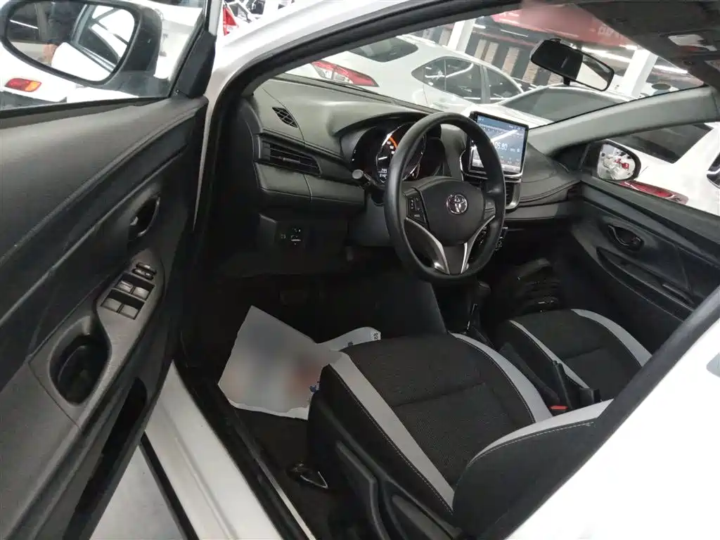 Toyota Yaris L 2022 — фото 16