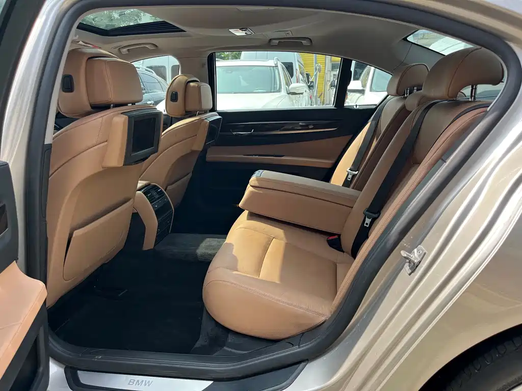 BMW 7 Series 2010 — фото 12