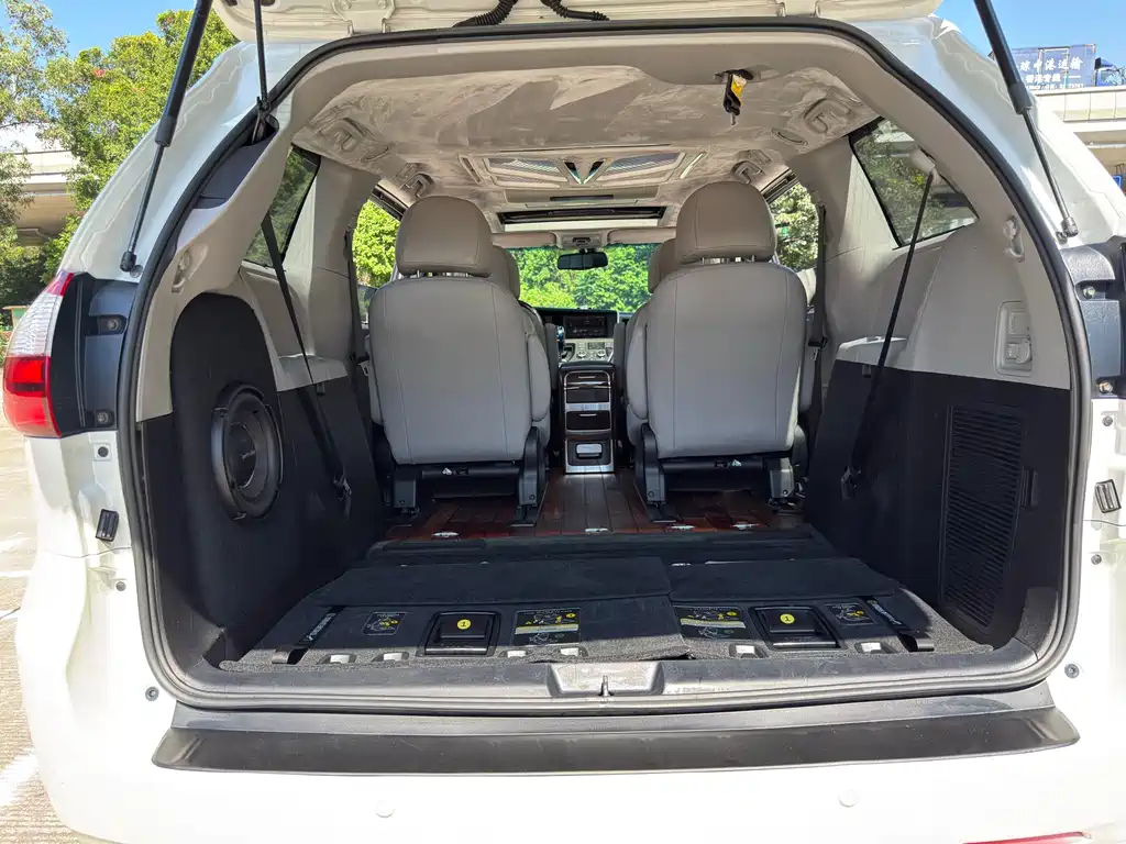 Toyota Sienna 2017 — фото 17