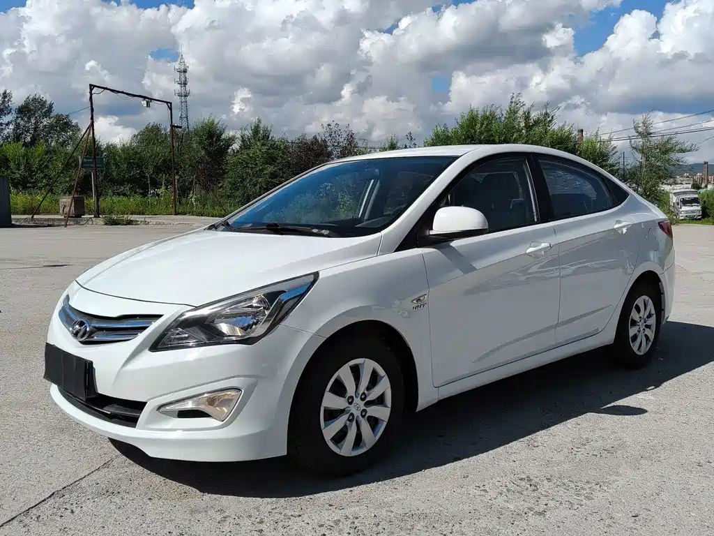 Hyundai Accent 2015 — фото 1