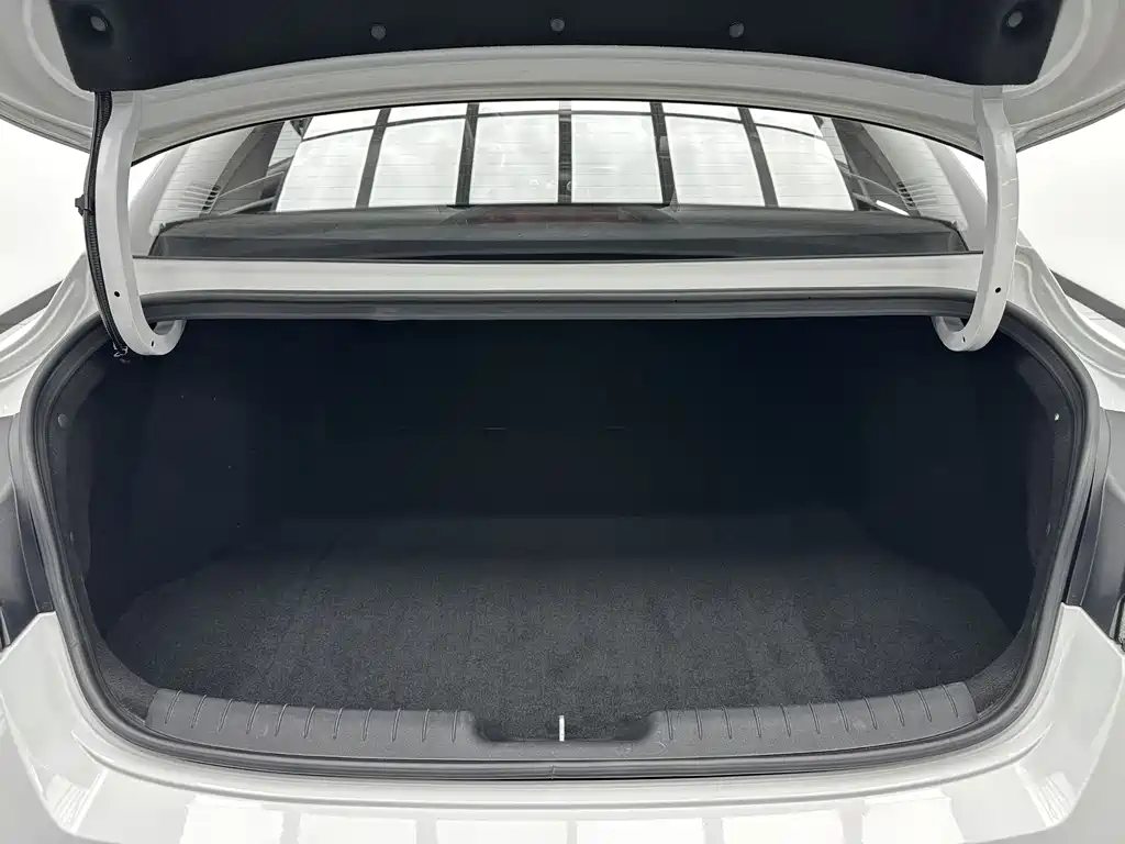 Hyundai Elantra 2023 — фото 18