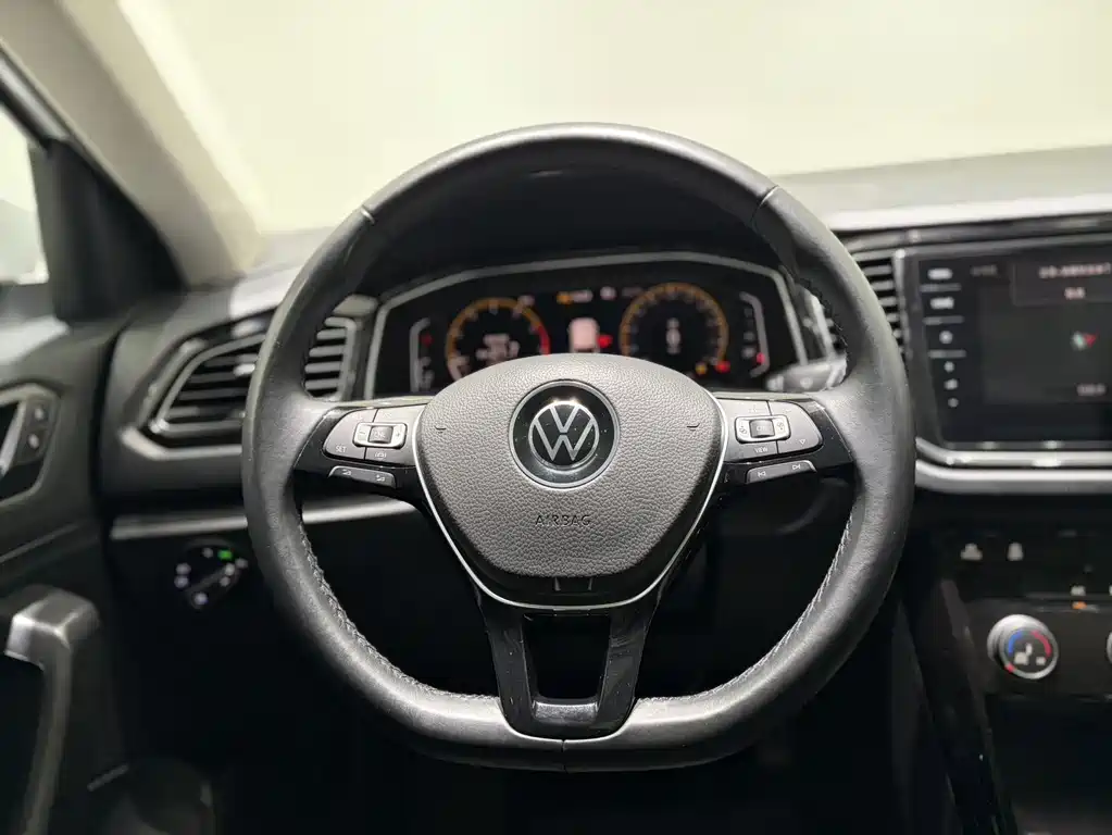 Volkswagen T-Roc 2023 — фото 9
